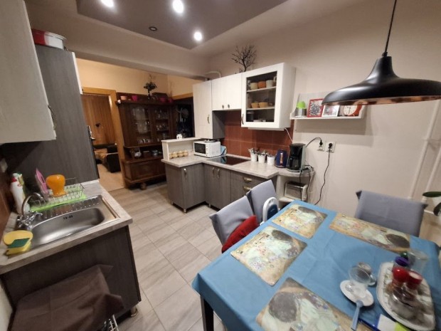 Elad� 72 nm-es Fel�j�tott panel lak�s Hajd�szoboszl�