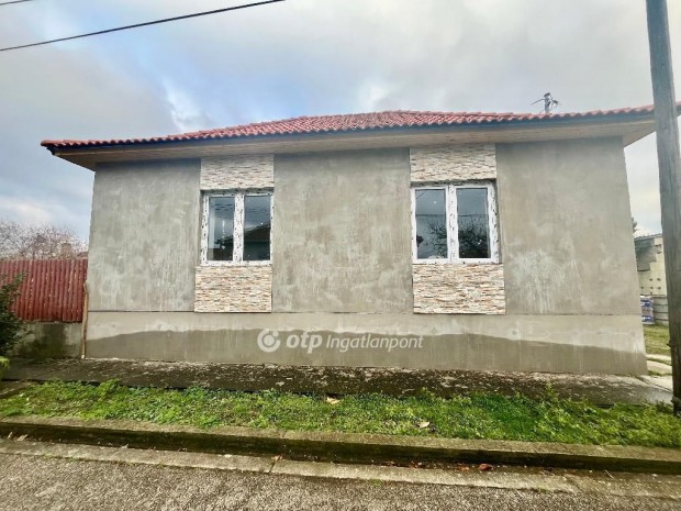 Elad� 72 nm-es h�z Szolnok