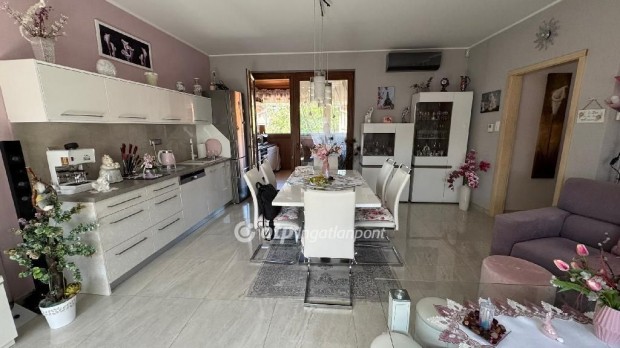 Elad� 73 nm-es lak�s Gyula