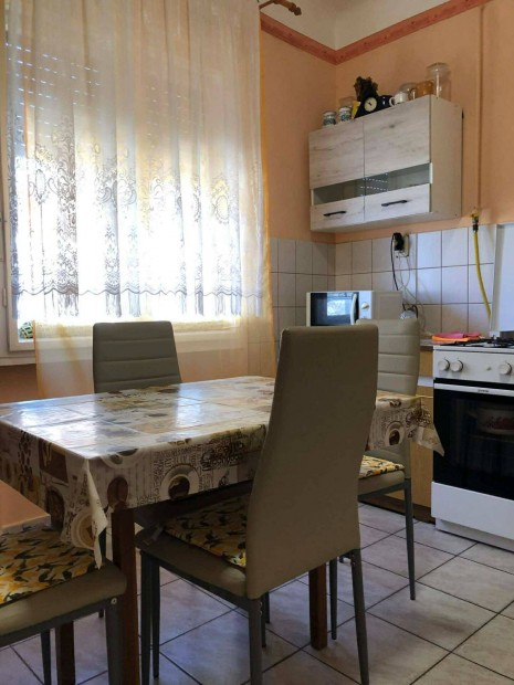 Elad� 74 nm-es csal�di h�z Kadark�ton