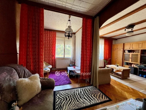 Elad� 74 nm-es lak�s Balatonf�red