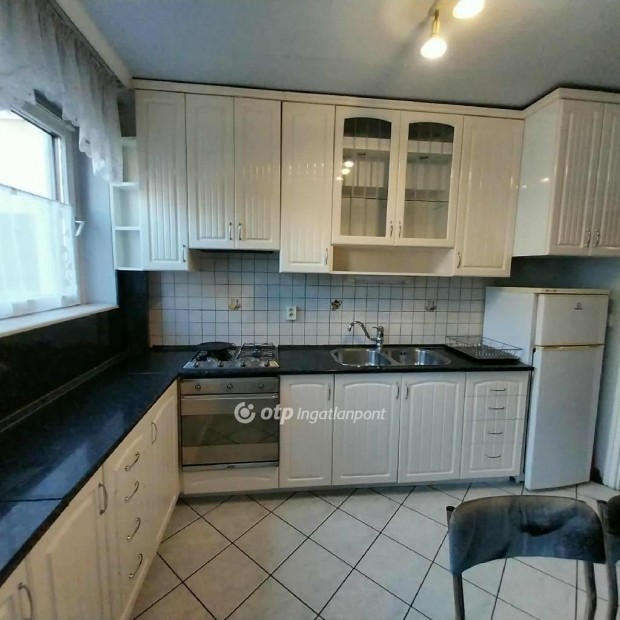 Elad� 74 nm-es lak�s Ny�regyh�za