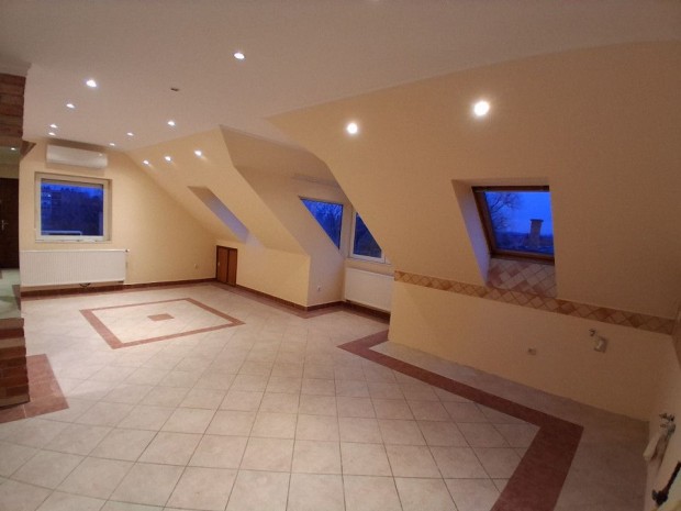 Elad� 75 nm-es �jszer� �llapot� t�gla lak�s P�pa