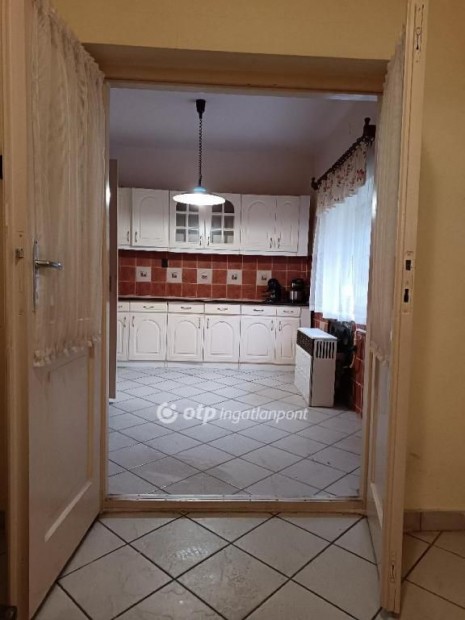 Elad� 75 nm-es h�z Hajd�bagos