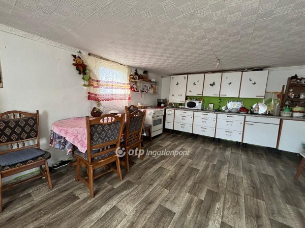 Elad� 75 nm-es h�z Ny�radony