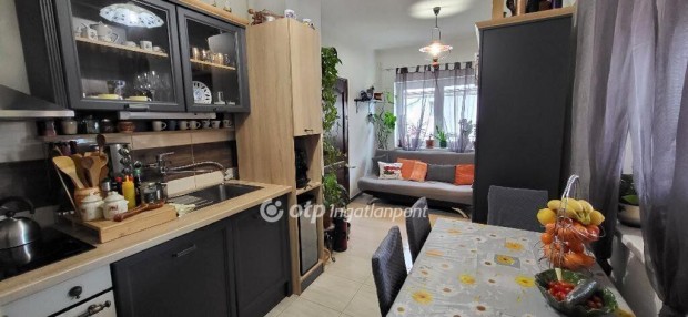 Elad� 75 nm-es h�z Szils�rk�ny