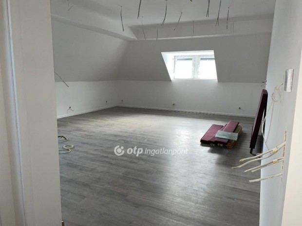 Elad� 75 nm-es lak�s Fert�szentmikl�s