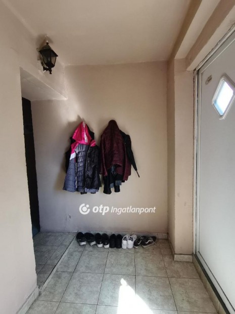 Elad� 76 nm-es Fel�j�tand� Csal�di h�z Kalocsa F� �t