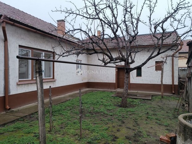 Elad� 76 nm-es h�z Kiskunf�legyh�za