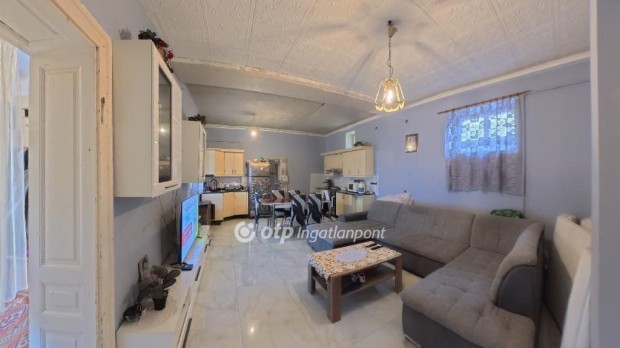 Elad� 76 nm-es h�z Mez�k�vesd