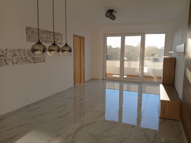 Elad� 76 nm-es lak�s Hajd�szoboszl�