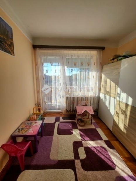 Elad� 76 nm-es lak�s Kistarcsa