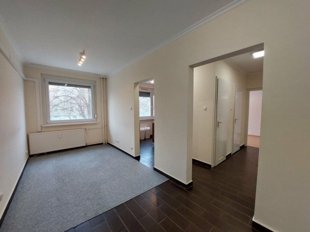 Elad� 77 nm-es Fel�j�tott panel lak�s Szeged �rhaj�s utca