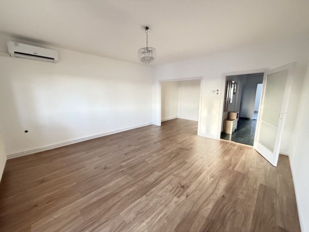 Elad� 77 nm-es Fel�j�tott t�gla lak�s Paks