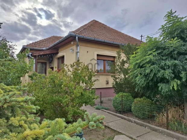 Elad� 77 nm-es h�z T�pi�szentm�rton