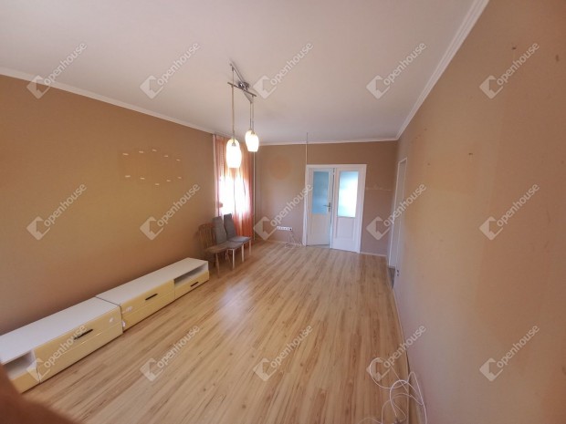 Elad� 77 nm-es lak�s Domb�v�r