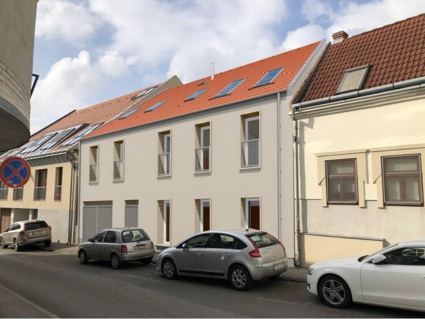 Elad� 77 nm-es lak�s P�cs