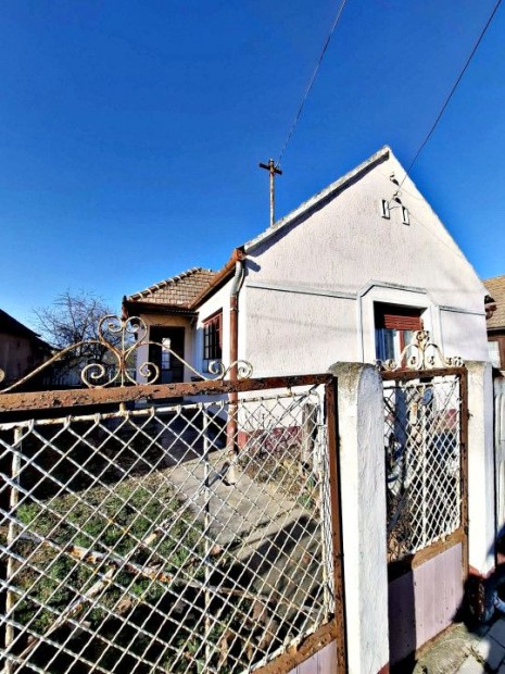 Elad� 78 nm-es Fel�j�tand� Csal�di h�z Csoma