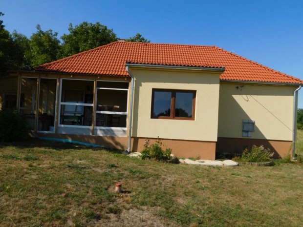 Elad� 78 nm-es Fel�j�tott Csal�di h�z Bedegk�r