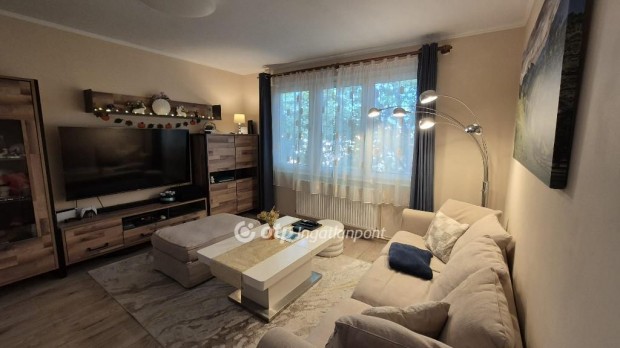 Elad� 78 nm-es lak�s Eger