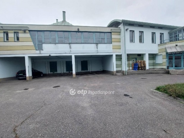 Elad� 790 m3 �zlethelyis�g, Kalocs�m, forgalmas helyen.