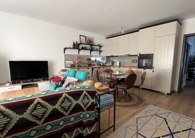 Elad� 79 nm-es �jszer� �llapot� t�gla lak�s Velence Karnev�l k�r�t .