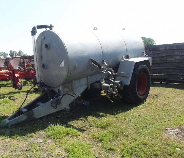 Elad� 8000 l-es v�zsz�ll�t� tart�ly horganyzott alv�zzal