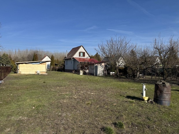 Elad� 800 nm-es telek Mikebud�n, h�tv�gi h�zas �d�l��vezetben  szerke