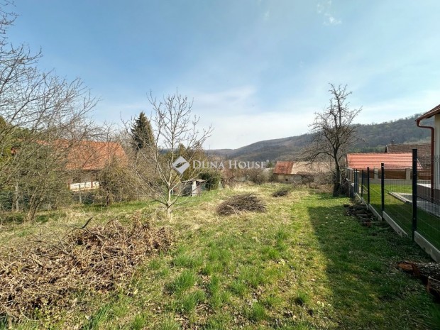 Elad� 800 nm-es telek Orf�