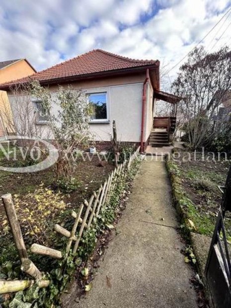 Elad� 80 nm-es Csal�di h�z Balatonalm�di