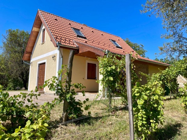 Elad� 80 nm-es �jszer� �llapot� Kertes h�z V�szoly