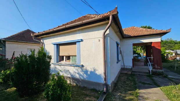 Elad� 80 nm-es csal�di h�z J�sz�roksz�ll�son, a Sportp�ly�hoz k�zel!