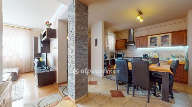 Elad� 80 nm-es h�z Kisv�rda