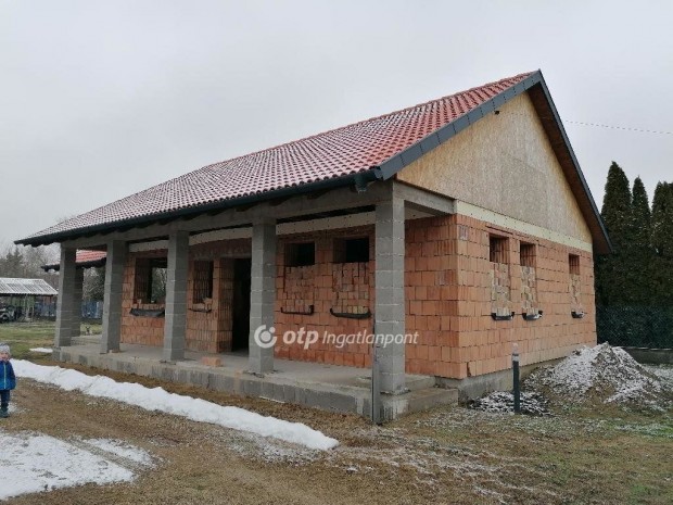 Elad� 81 nm-es h�z Cegl�d