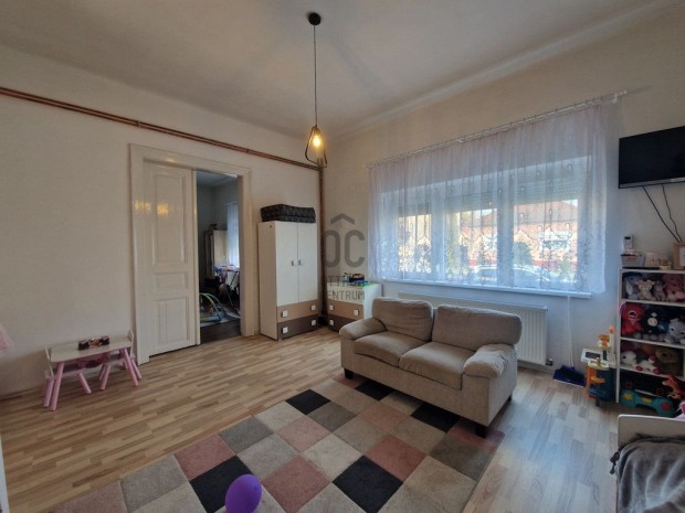 Elad� 81 nm-es h�z Csurg�