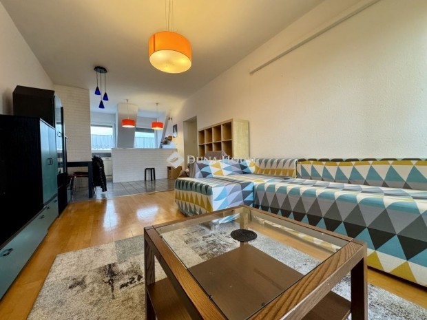 Elad� 81 nm-es lak�s Balatonf�red