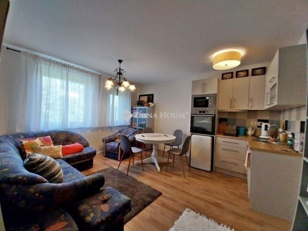 Elad� 81 nm-es lak�s Szeged