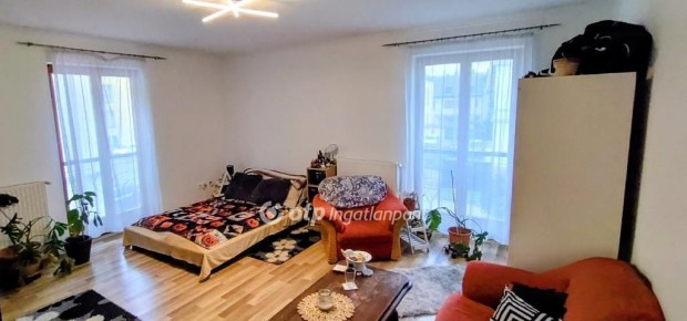 Elad� 82 nm-es lak�s Gy�r