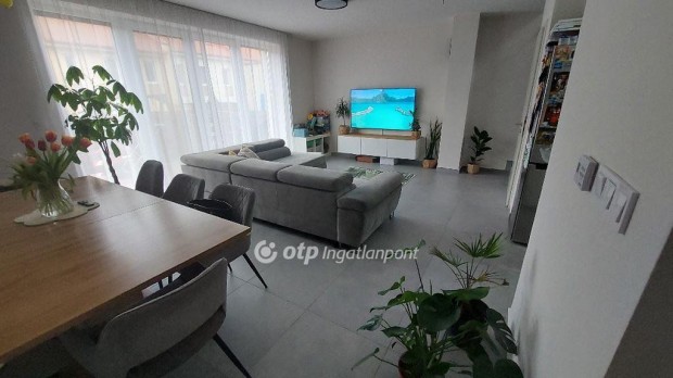 Elad� 82 nm-es lak�s Gy�r