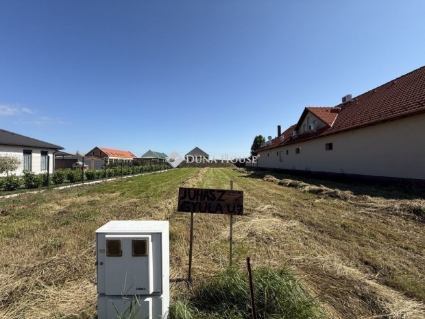 Elad� 832 nm-es telek Deszk