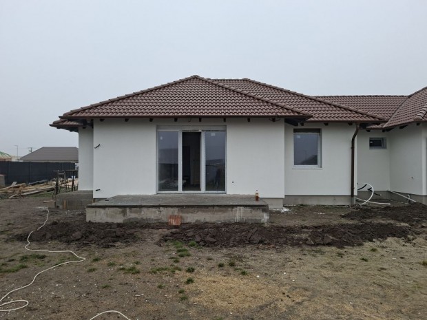 Elad� 83 nm-es h�z J�szber�ny