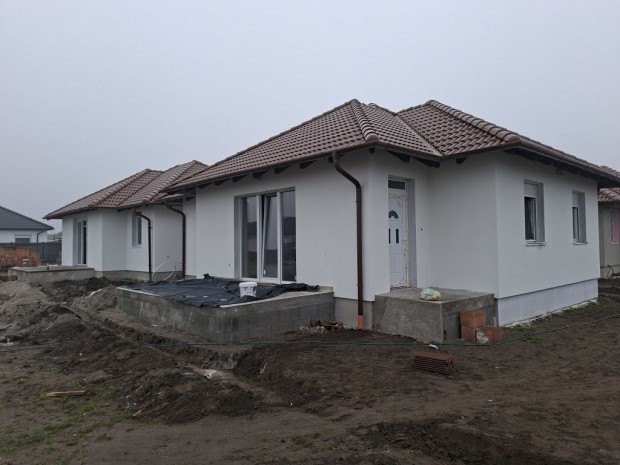 Elad� 83 nm-es h�z J�szber�ny