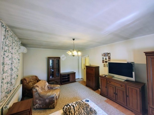 Elad� 83 nm-es h�z Kistelek