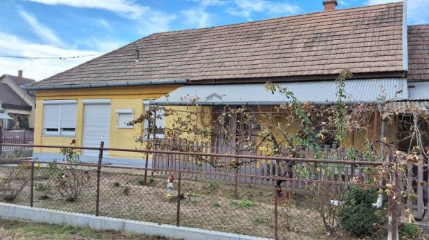 Elad� 83 nm-es h�z T�pi�szentm�rton