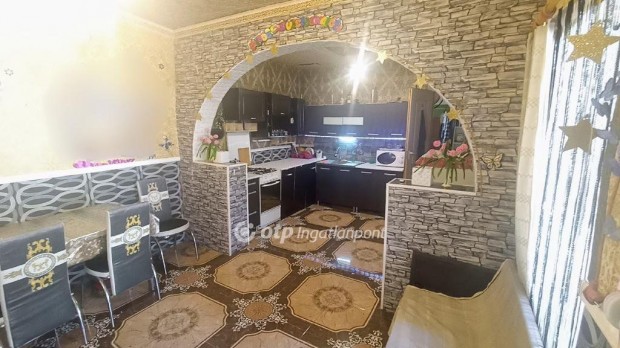 Elad� 83 nm-es h�z Valk�