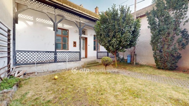 Elad� 83 nm-es lak�s, Miskolc