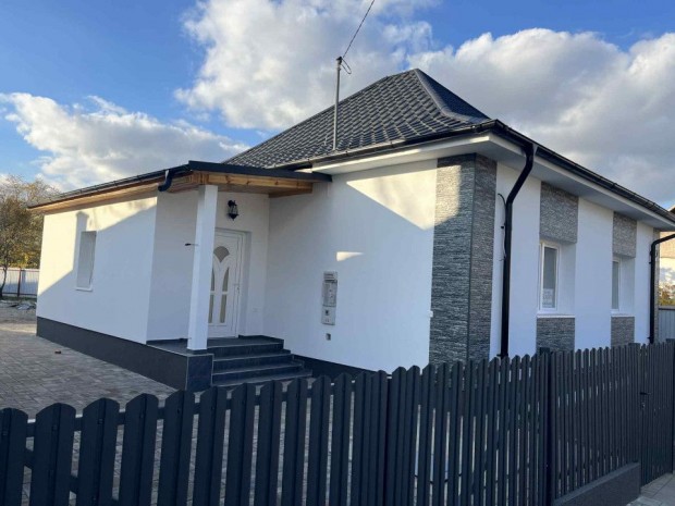 Elad� 84 nm-es Fel�j�tott Csal�di h�z N�dudvar