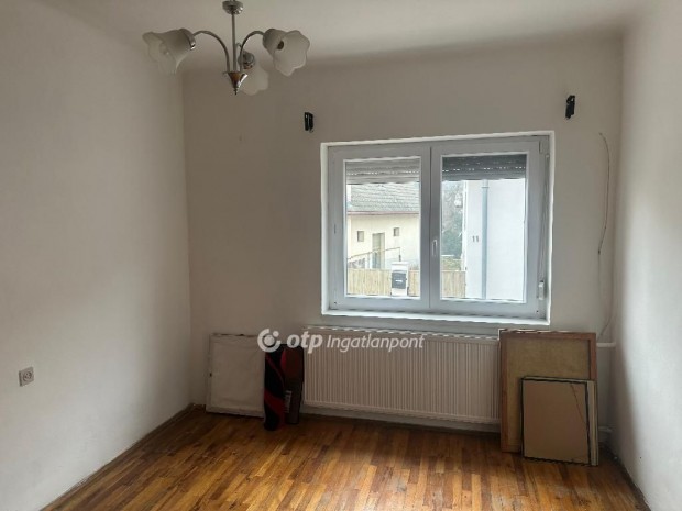 Elad� 84 nm-es h�z P�cs