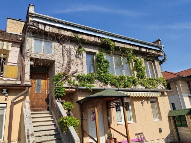 Elad� 84 nm-es lak�s Cegl�d