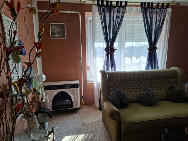 Elad� 85 nm-es Csal�di h�z P�l�ske